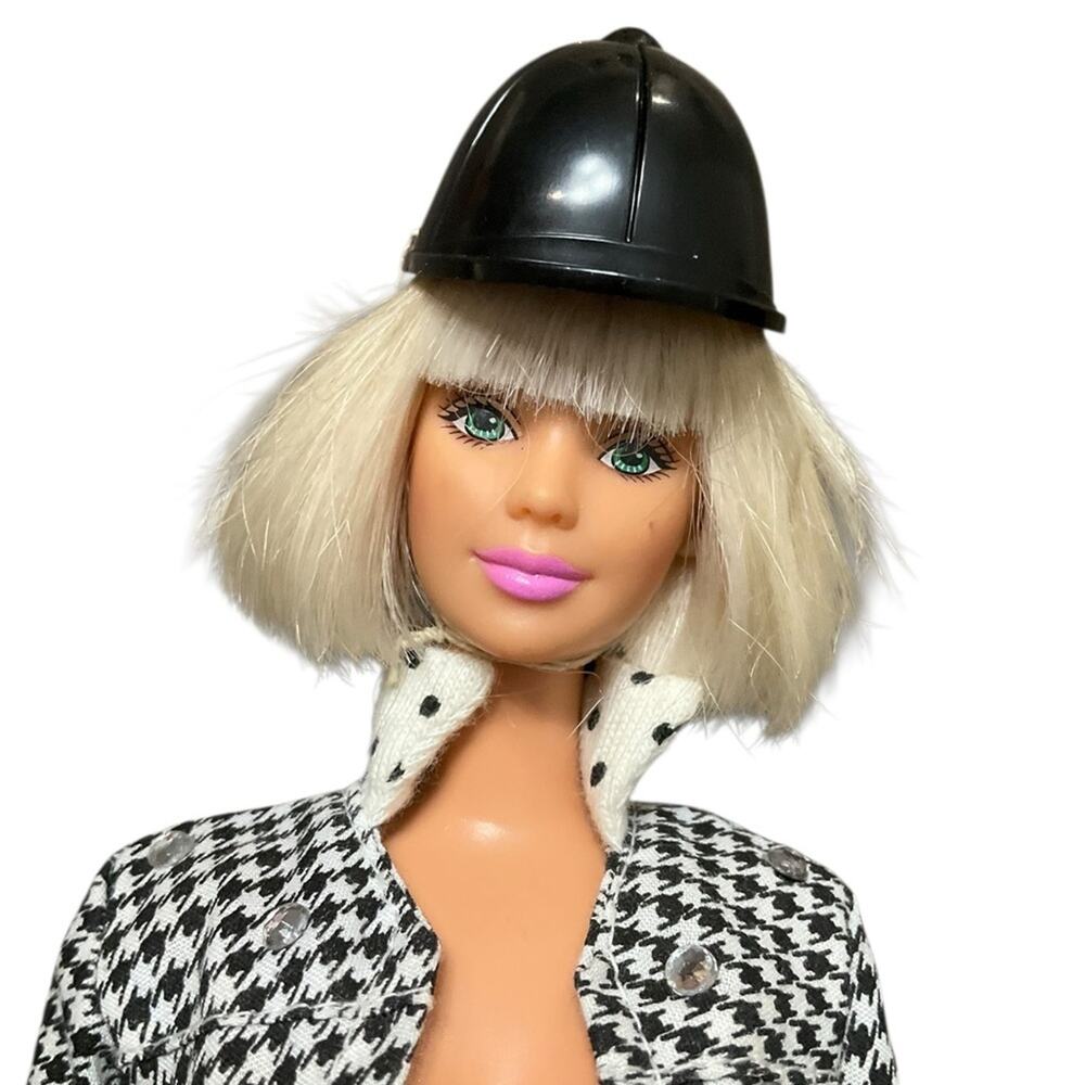 Barbie Vintage Doll with Black and White Outfit EUC - Picture 4 of 5